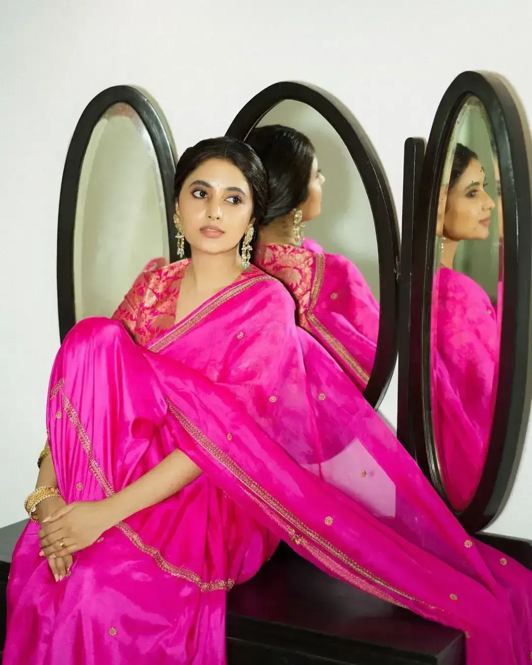 south indian actress priyanka mohan images in pink saree